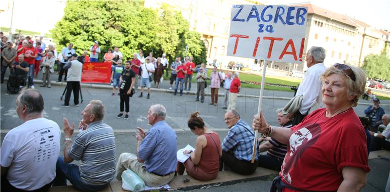 Na Trgu maršala Tita održan prosvjed protiv promjene naziva trga