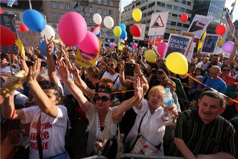 Prosvjednici poručili političarima da ne diraju u kurikularnu reformu  