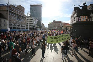 Zagreb: Prosvjed podrške Cjelovitoj kurikularnoj reformi na Trgu bana Jelačića