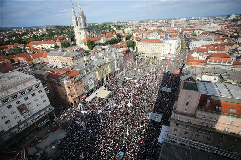 Zagreb: Prosvjed podrške Cjelovitoj kurikularnoj reformi na Trgu bana Jelačića