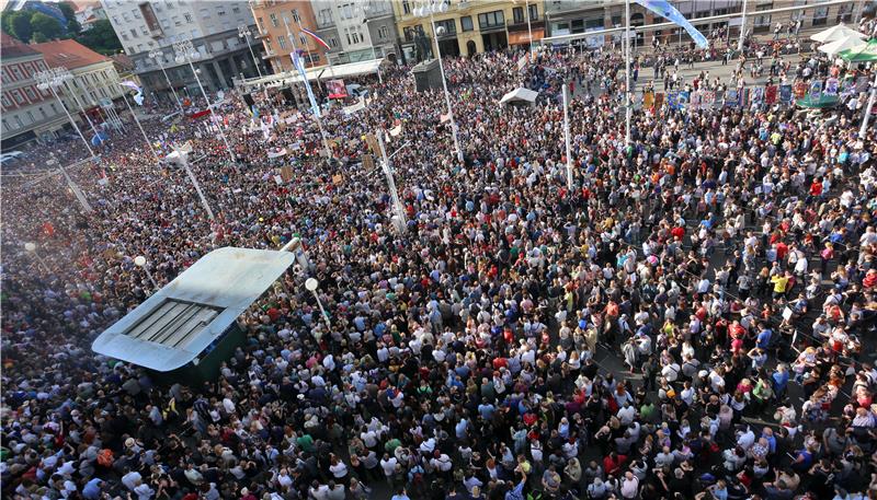 Zagreb: Prosvjed podrške Cjelovitoj kurikularnoj reformi na Trgu bana Jelačića