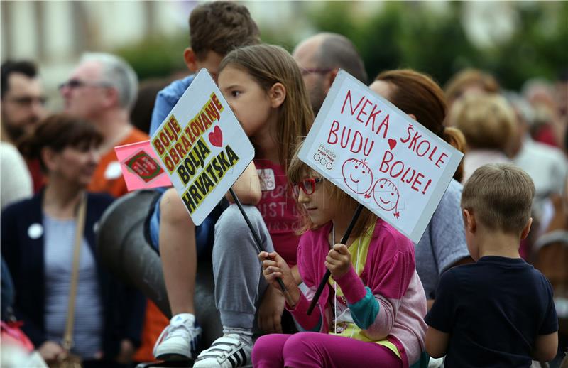 Osijek: Prosvjed podrške Cjelovitoj kurikularnoj reformi