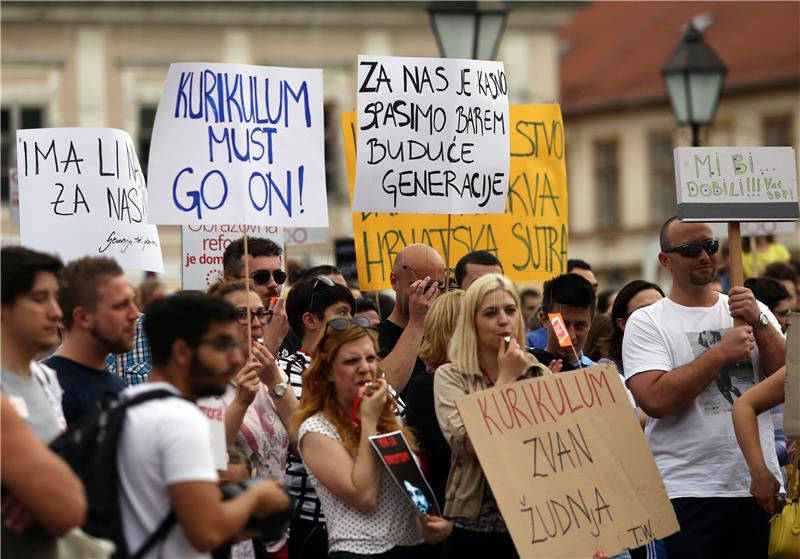 Osijek: Prosvjed podrške Cjelovitoj kurikularnoj reformi