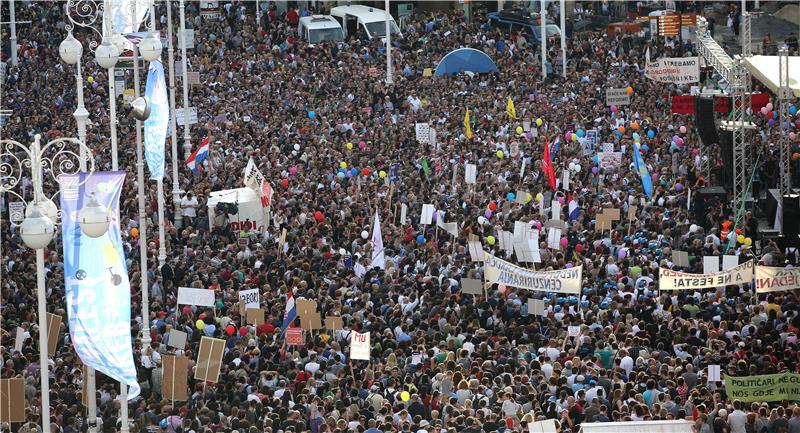 Zagreb: Prosvjed podrške Cjelovitoj kurikularnoj reformi na Trgu bana Jelačića