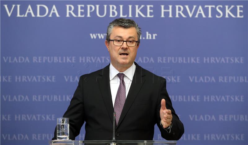 KRIZA VLADE Orešković: Neću dati ostavku; neka je daju Karamarko i Petrov