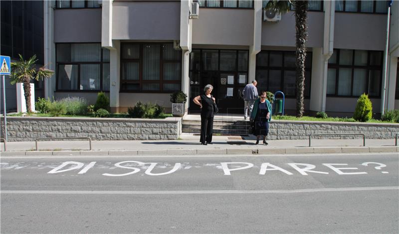 Vrgorac: u izborno jutro građane dočekao grafit "Di su pare?"