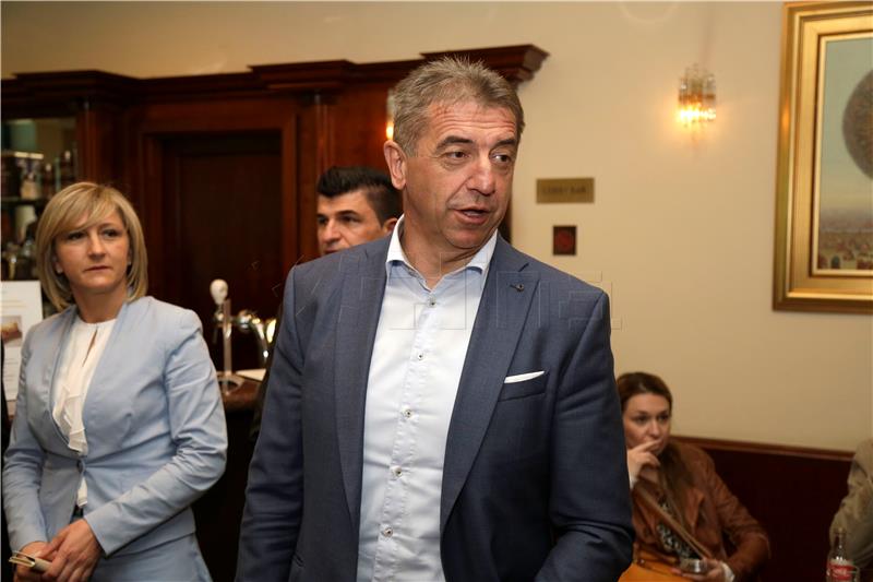 KRIZA VLADE Darko Milinović bez izjave nakon odlaska sa sjednice Kluba HDZ-a