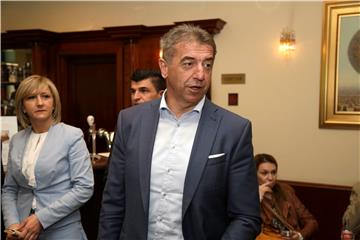 KRIZA VLADE Darko Milinović bez izjave nakon odlaska sa sjednice Kluba HDZ-a