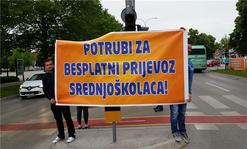 Prosvjed u Varaždinu zbog prijevoza srednjoškolaca