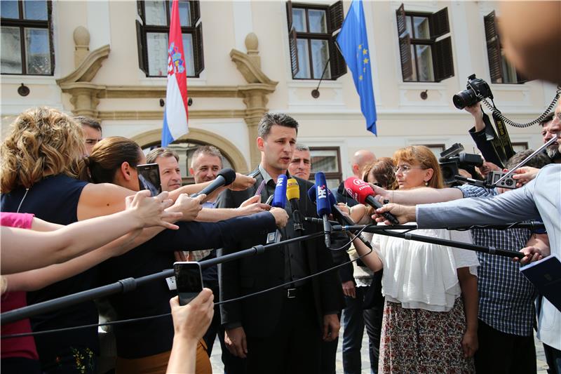 Božo Petrov dao izjavu za medije ispred Banskih dvora