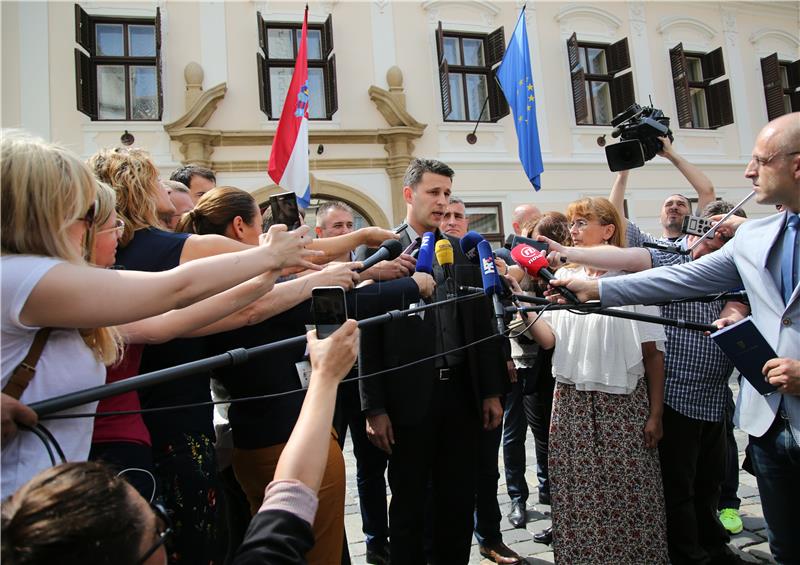 Božo Petrov dao izjavu za medije ispred Banskih dvora