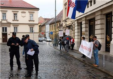 "Hrvatska može bolje" dijelila zastupnicima Svjedodžbe o završnom ispitu s ocjenom 'nedovoljan'