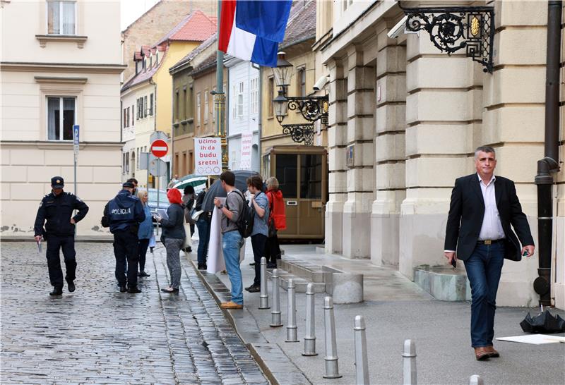 "Hrvatska može bolje" dijelila zastupnicima Svjedodžbe o završnom ispitu s ocjenom 'nedovoljan'