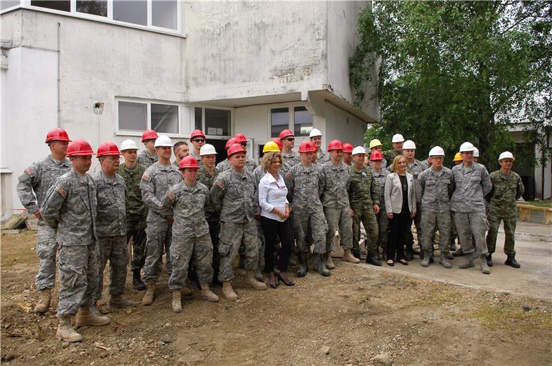 Nacionalna garda Minessote i hrvatska vojska obnavljaju Osnovnu školu Dubovac