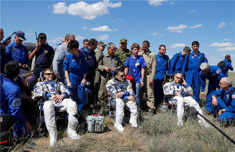 Sojuz s trojicom astronauta sletio u Kazahstan