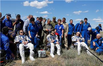 Sojuz s trojicom astronauta sletio u Kazahstan