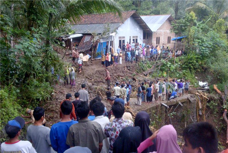 U Indoneziji više od 30 mrtvih u poplavama i odronu zemljišta