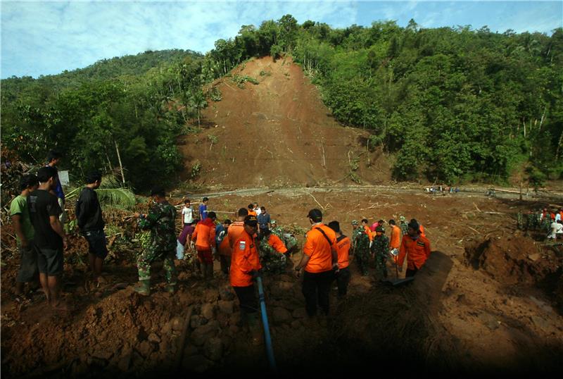 Indonezija: 47 žrtava u poplavama i odronima tla