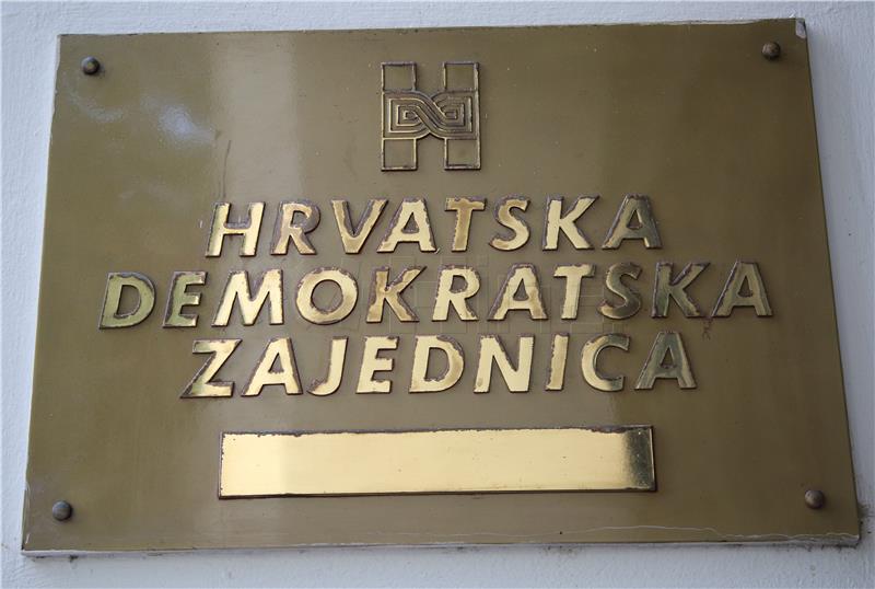 Novinarske ekipe ispred sjedišta HDZ-a