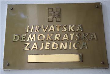 Novinarske ekipe ispred sjedišta HDZ-a