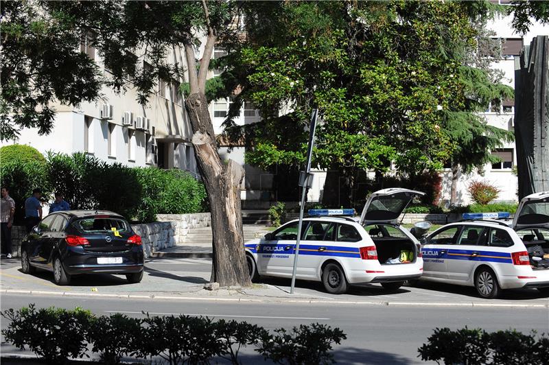  Split- Uhićeni mladići koji su Mamića i Prodanovića ispred Prekršajnog suda dočekali pirotehnikom      