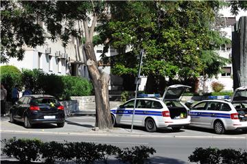  Split- Uhićeni mladići koji su Mamića i Prodanovića ispred Prekršajnog suda dočekali pirotehnikom      