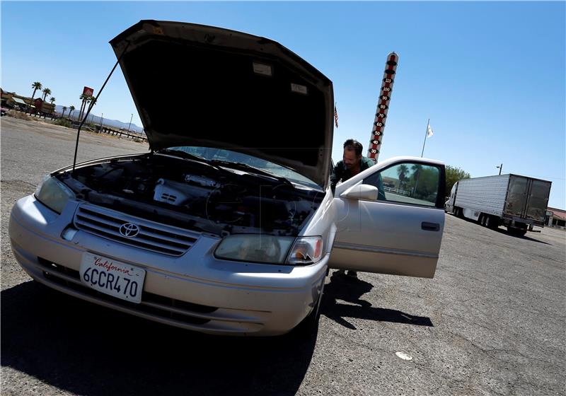 Ostavio bebu u vrućem automobilu, a onda ju stavio u hladnjak