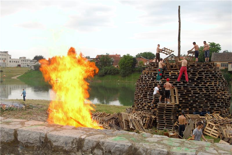 Karlovčani čuvaju višestoljetnu tradiciju paljenja ivanjskih krijesova 