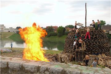 Karlovčani čuvaju višestoljetnu tradiciju paljenja ivanjskih krijesova 