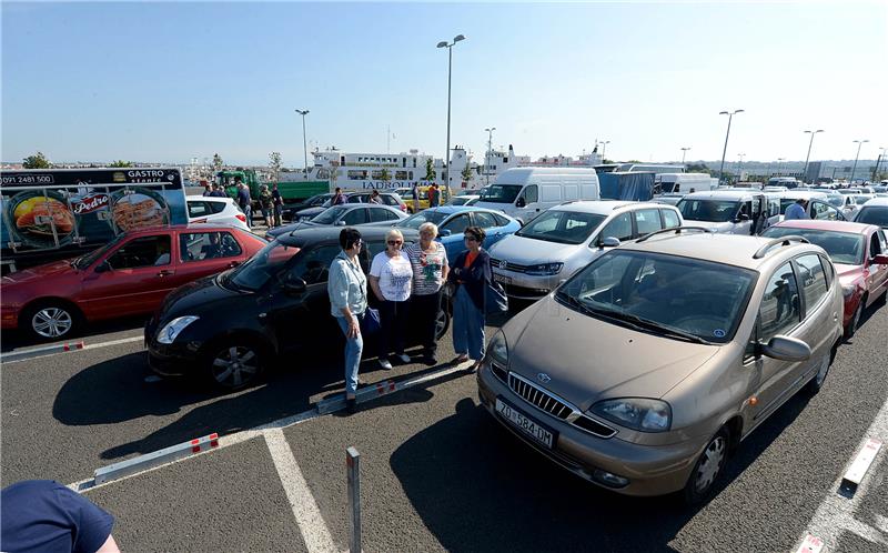 HAK: promet pojačan prema moru, na graničnim prijelazima i u trajektnim lukama