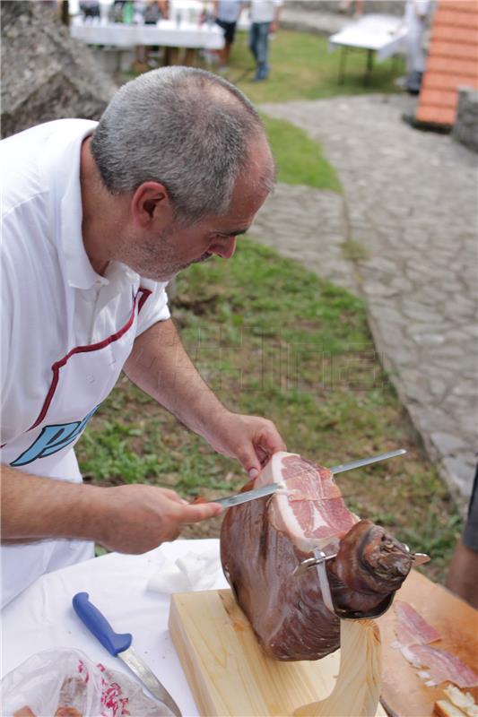 Vrgorac: počeli Dani dalmatinskog pršuta i vina