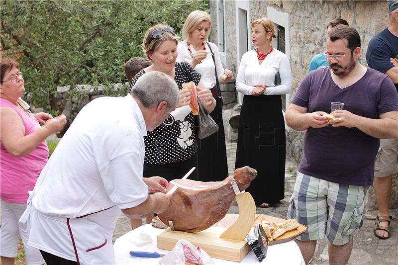 Vrgorac: počeli Dani dalmatinskog pršuta i vina