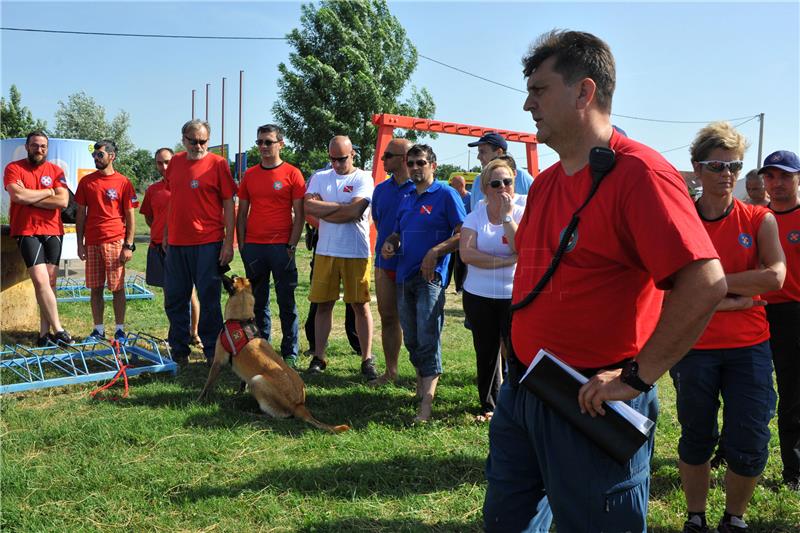 Vinkovci: pokazna vježba vađenja utopljenika iz jezera „Banja 2016“