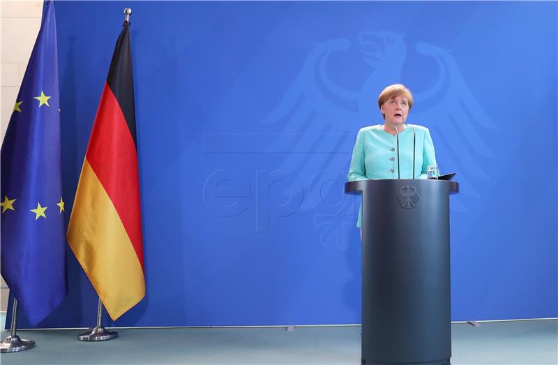 Merkel odbija neformalne razgovore o Brexitu dok London ne podnese zahtjev za izlaskom