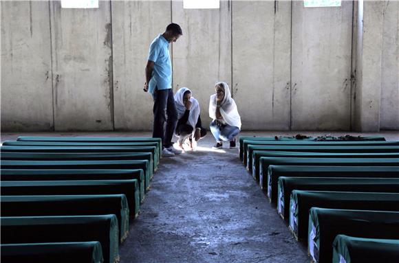  Četiri oporbene srbijanske stranke predložile rezoluciju o osudi genocida u Srebrenici