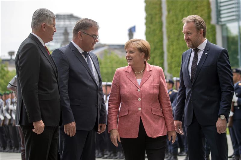 Merkel pozvala BiH da usvoji prilagođeni SSP-a želi li status kandidata