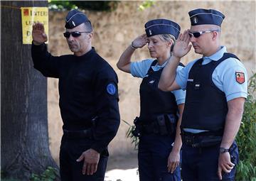 Direktora humanitarne udruge u Parizu napao par uzvikujući Allahu Akbar