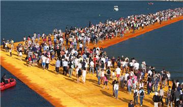 ITALY ARTS FLOATING PIERS