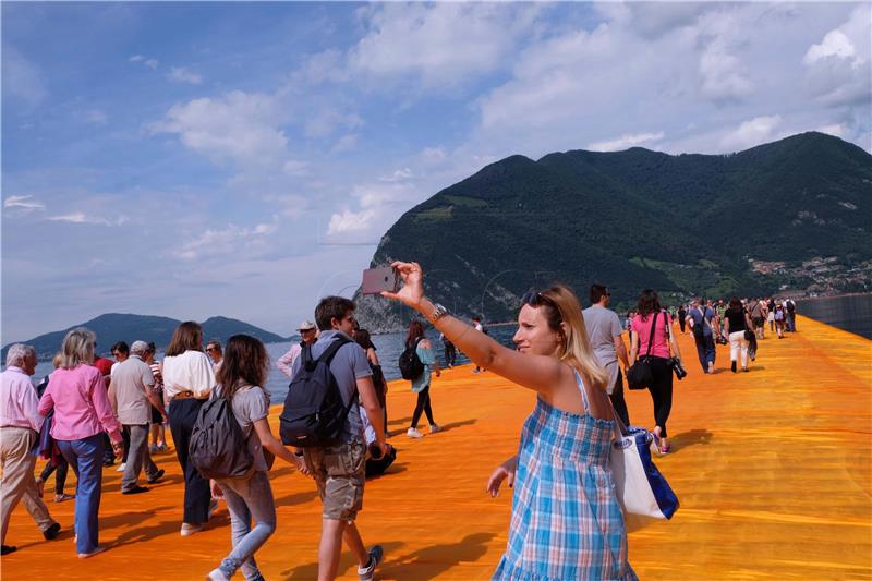 ITALY ARTS FLOATING PIERS