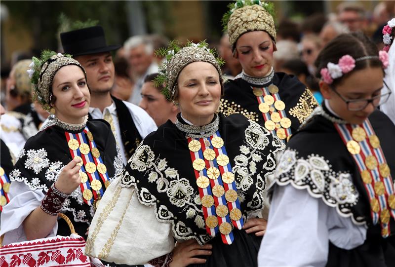 U svečanom mimohodu 50. đakovačkih vezova  gotovo 60 folklornih skupina iz RH i svijeta