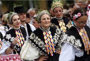 U svečanom mimohodu 50. đakovačkih vezova  gotovo 60 folklornih skupina iz RH i svijeta