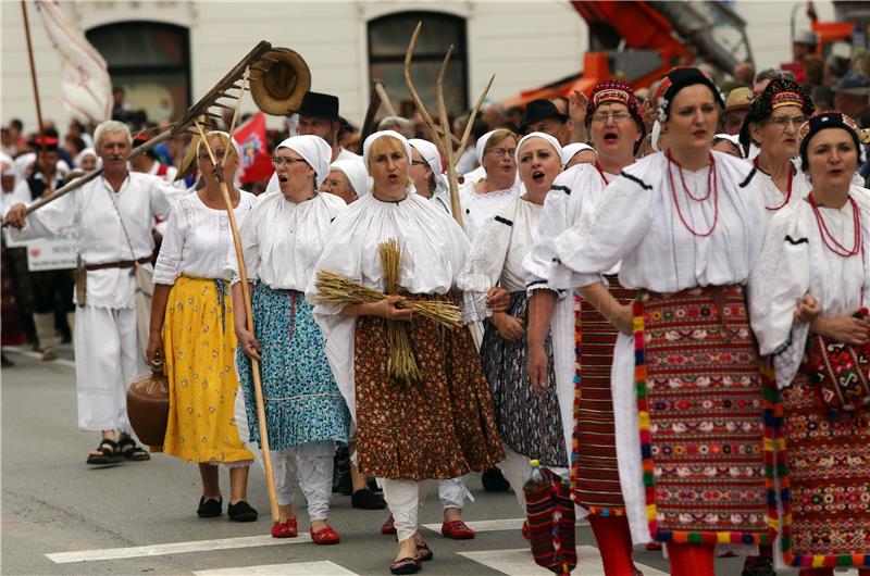 U svečanom mimohodu 50. đakovačkih vezova  gotovo 60 folklornih skupina iz RH i svijeta