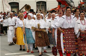 U svečanom mimohodu 50. đakovačkih vezova  gotovo 60 folklornih skupina iz RH i svijeta