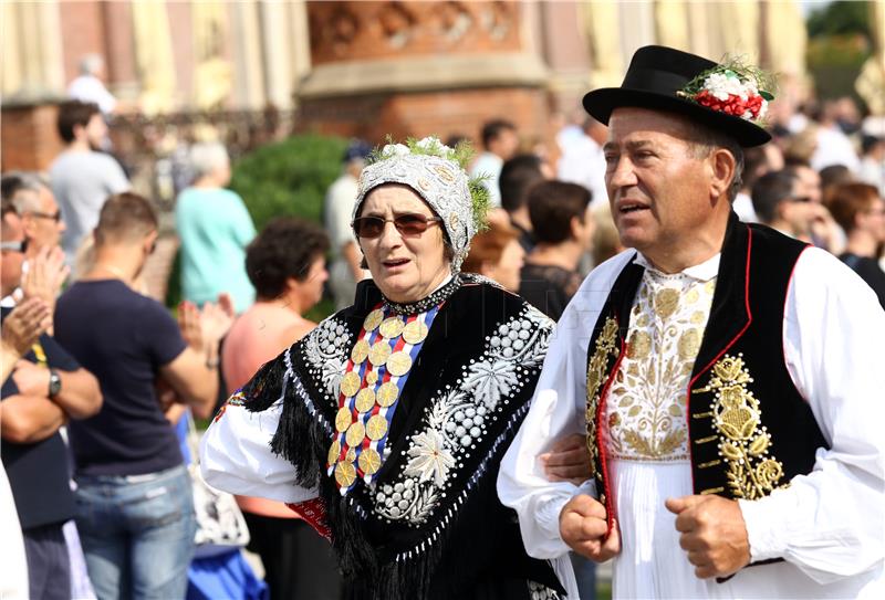 U svečanom mimohodu 50. đakovačkih vezova  gotovo 60 folklornih skupina iz RH i svijeta