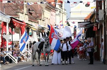 U svečanom mimohodu 50. đakovačkih vezova  gotovo 60 folklornih skupina iz RH i svijeta