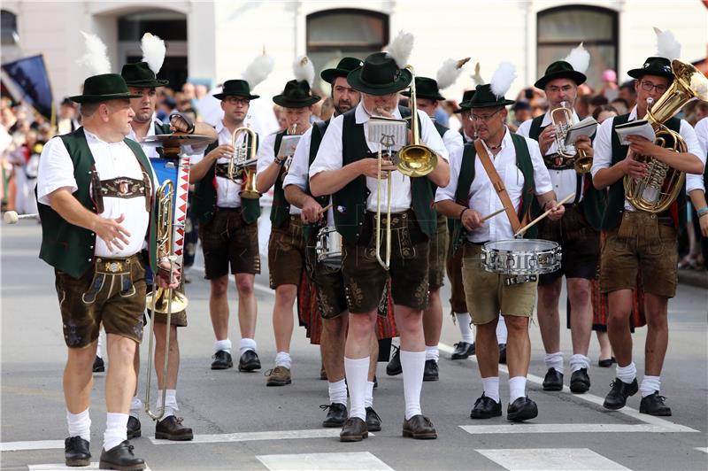 U svečanom mimohodu 50. đakovačkih vezova  gotovo 60 folklornih skupina iz RH i svijeta