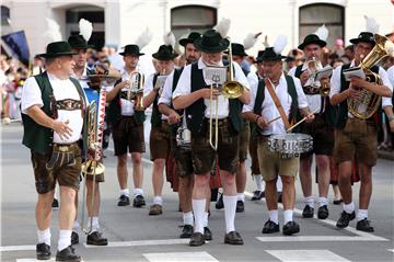 U svečanom mimohodu 50. đakovačkih vezova  gotovo 60 folklornih skupina iz RH i svijeta