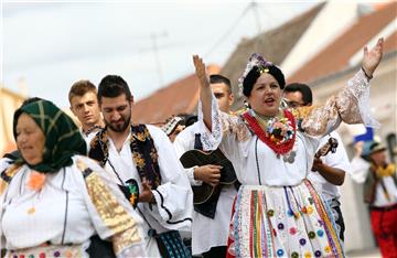 U svečanom mimohodu 50. đakovačkih vezova  gotovo 60 folklornih skupina iz RH i svijeta