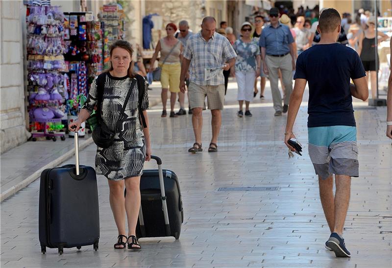 Zadar: Turisti sunčan dan iskoristili za kupanje u moru i šetnju gradom