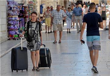 Zadar: Turisti sunčan dan iskoristili za kupanje u moru i šetnju gradom